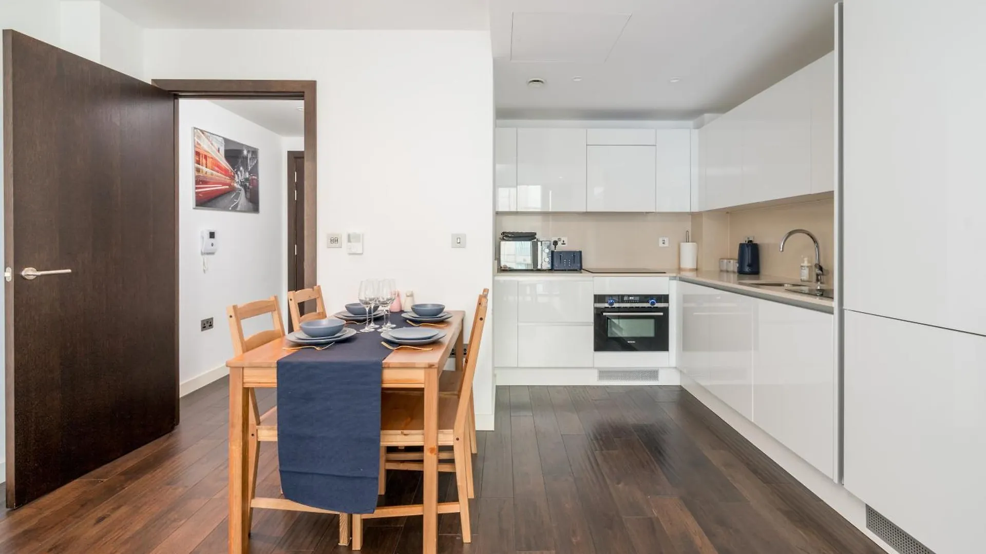 Luxury 1 Bed Apartment In Tower Hill London