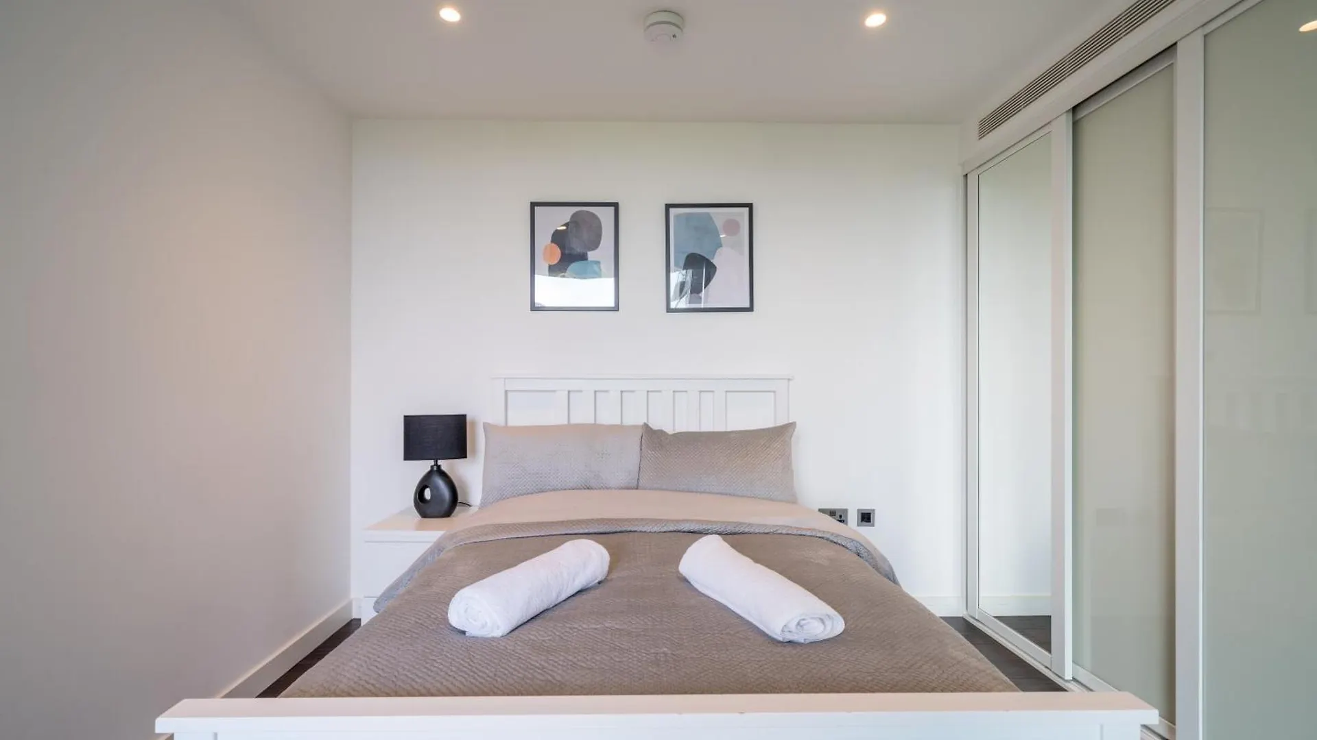 Luxury 1 Bed Apartment In Tower Hill London