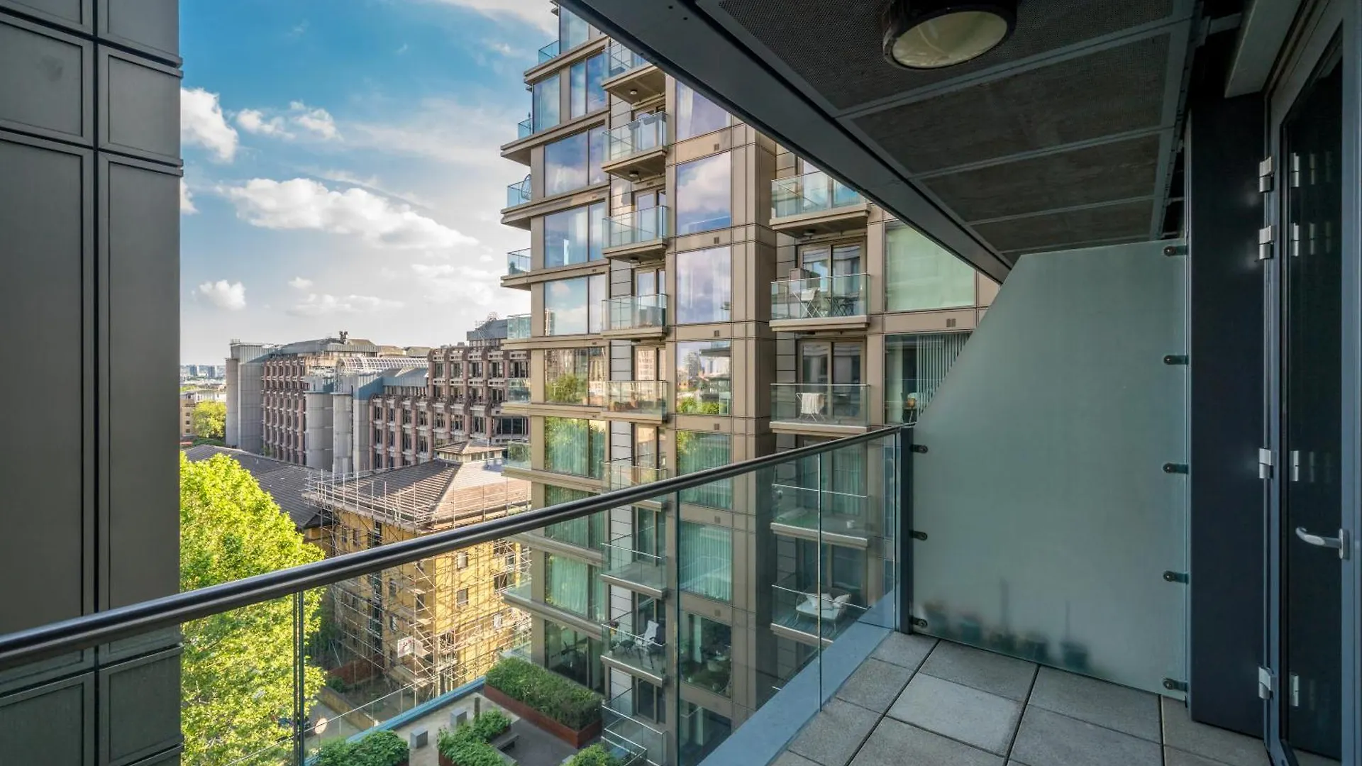 Luxury 1 Bed Apartment In Tower Hill London