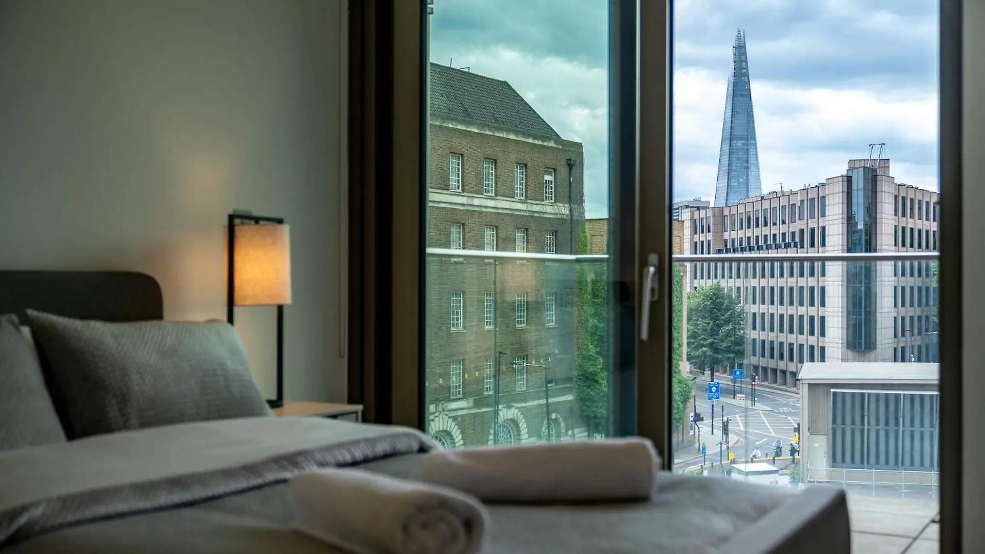Luxury 1 Bed Apartment In Tower Hill London 0*,