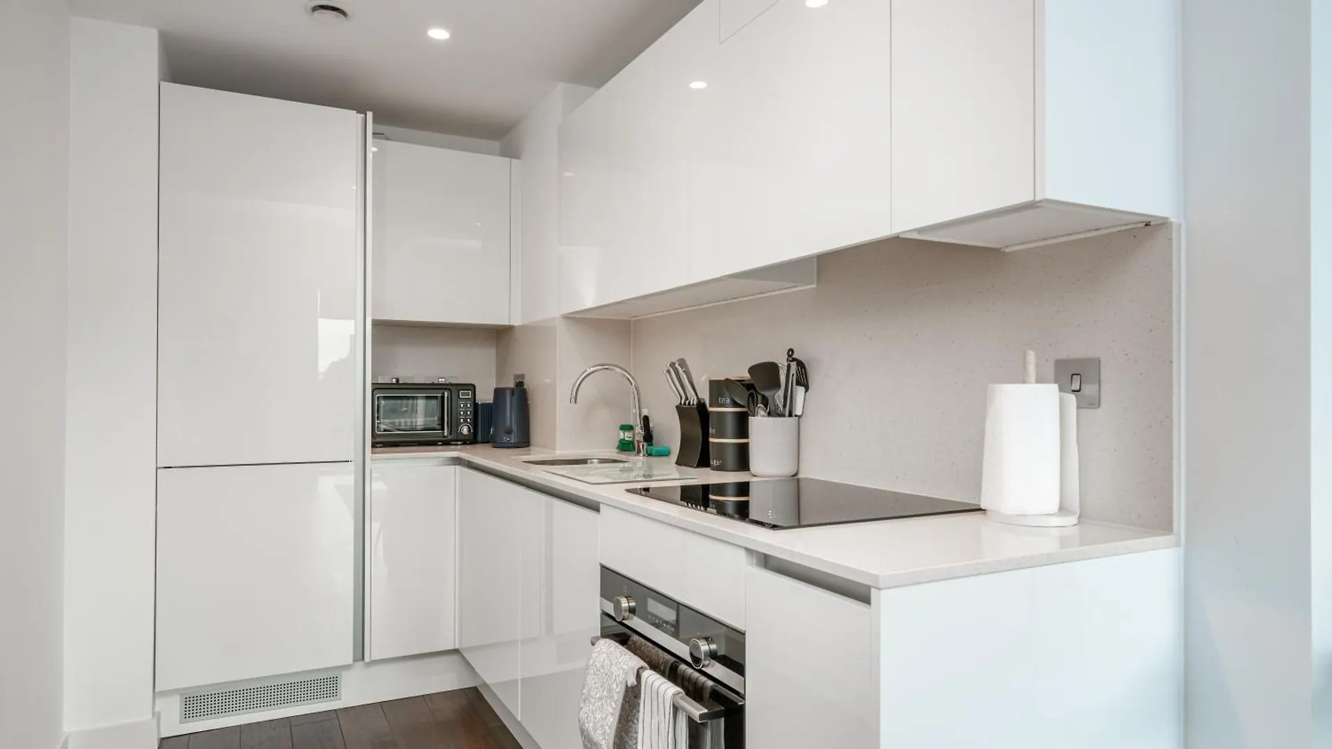 Luxury 1 Bed Apartment In Tower Hill London