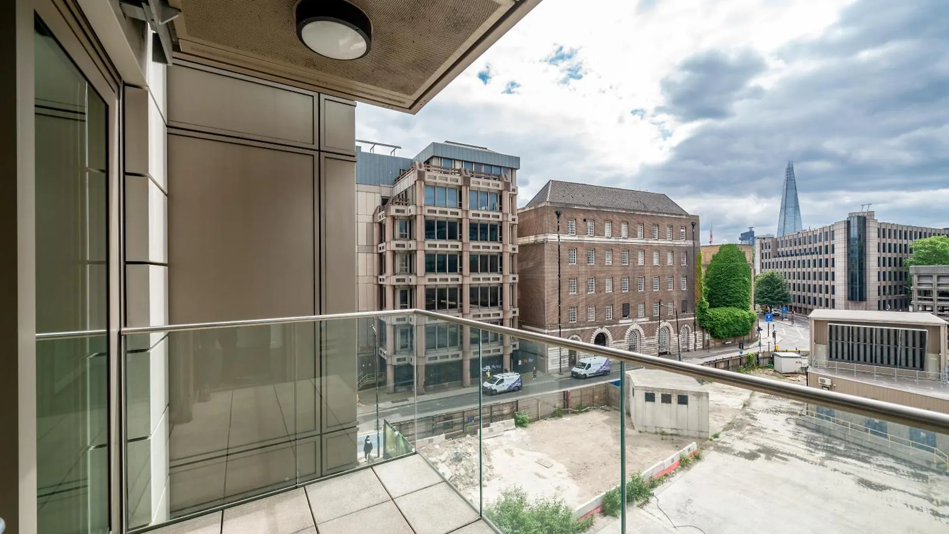Luxury 1 Bed Apartment In Tower Hill London